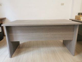 1 tavolo ovale e 1 standard grigio da ufficio