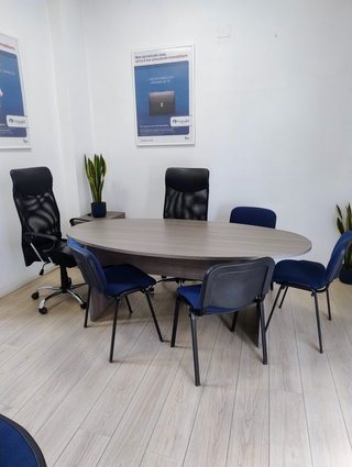 1 tavolo ovale e 1 standard grigio da ufficio