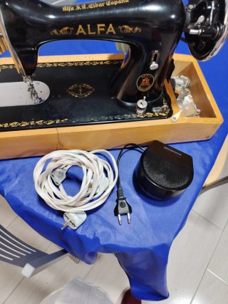 Máquina de coser Alfa antigua