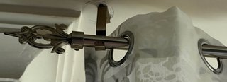 Cortinas grises y blancas con estampado