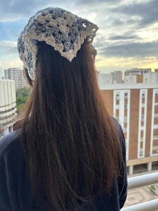 Bandana para el pelo crochet azul y blanco.