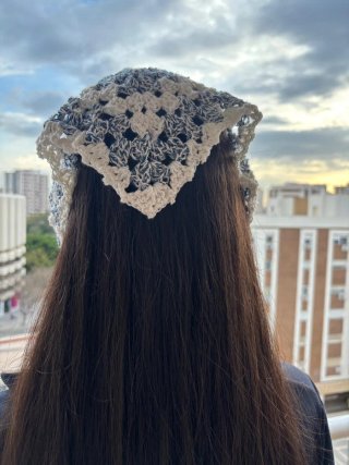 Bandana para el pelo crochet azul y blanco.