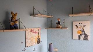 Estantería de pared blanca