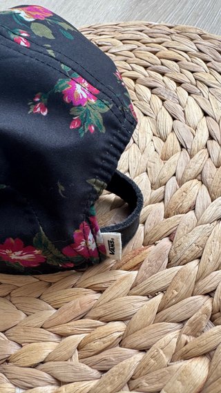 Gorra Vans Floral Negra y Rosa