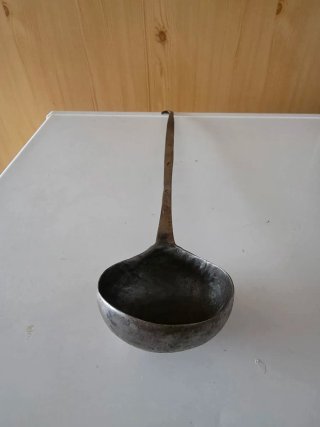 Cucharón antiguo de hierro forjado