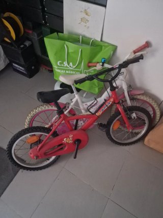 Bicicleta infantil roja y blanca