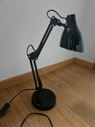 Flexo de metal y plástico negro.