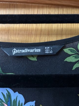 Blusa Stradivarius floral manga larga