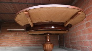 Mesa de comedor ovalada de madera