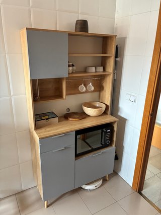 Alacena cocina madera y puerta gris