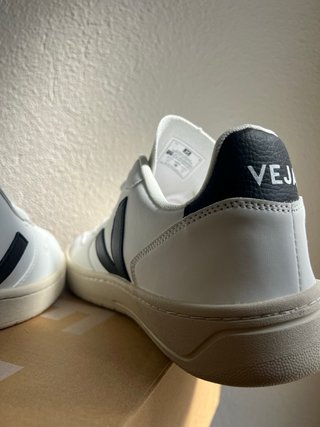 Zapatillas Veja Blancas y Negras Talla 44