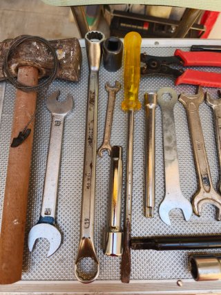 Herramientas antiguas: martillo y llave