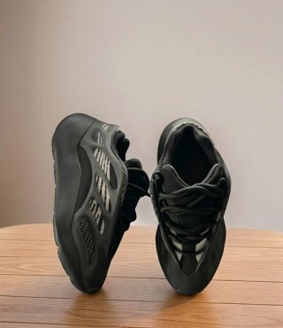 Adidas Yeezy Boost 700 V3 Negro Puntos Blancos