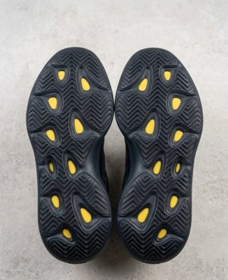 Adidas Yeezy Boost 700 V3 Negro Puntos Blancos