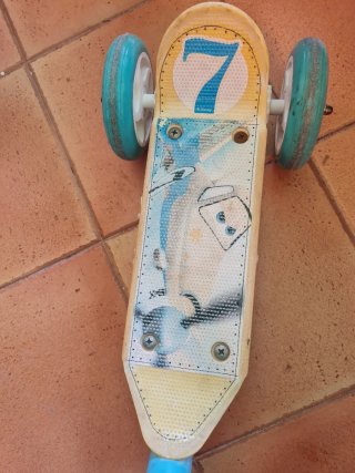 Patinete infantil 3 ruedas azul y amarillo. GRATIS