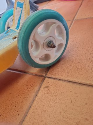 Patinete infantil 3 ruedas azul y amarillo. GRATIS
