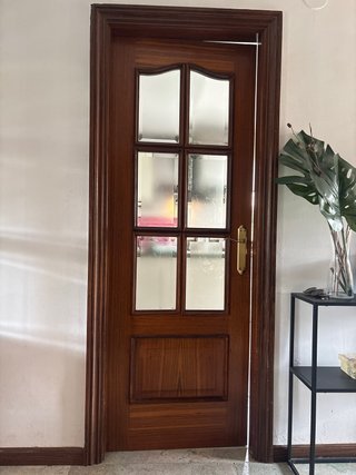 Puerta de madera con cristal