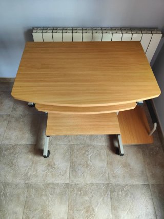 Escritorio madera con bandeja