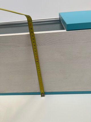 Estantería flotante blanca y turquesa