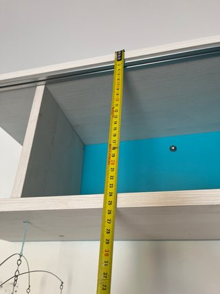Estantería flotante blanca y turquesa