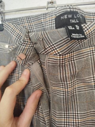 Pantalones de cuadros beige y grises