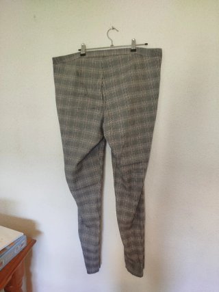 Pantalones de cuadros beige y grises