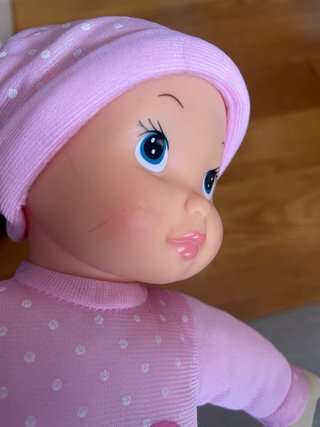Muñeca bebé rosa con corazón