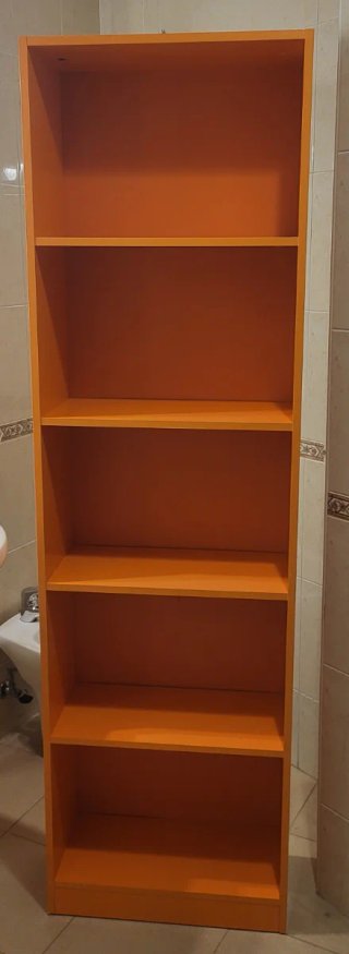 Estantería naranja de madera