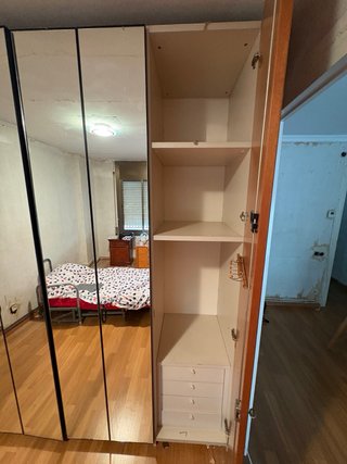 Armario de habitación con puertas de espejo