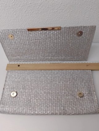 Bolso de mano plateado tipo clutch