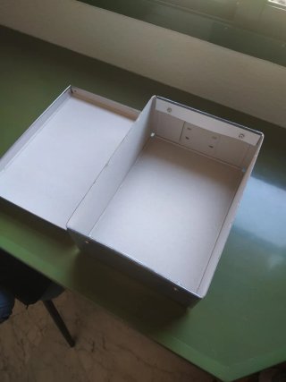 Caja de metal gris