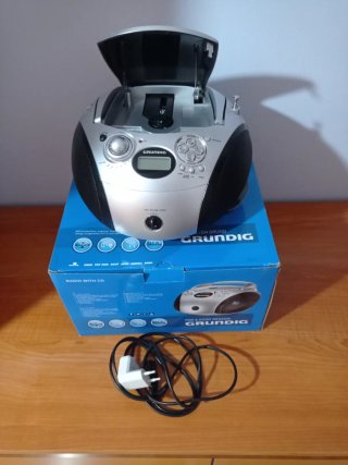Radio CD Grundig Plata y Negro