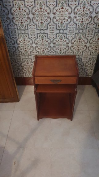 Muebles de madera con cajones y estantes