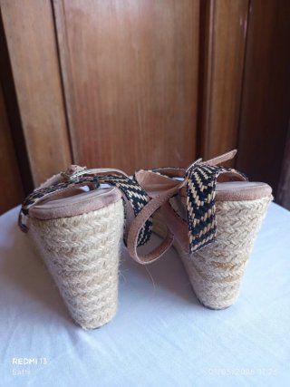 Sandalias cuña Sfera beige y negro