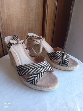Sandalias cuña Sfera beige y negro