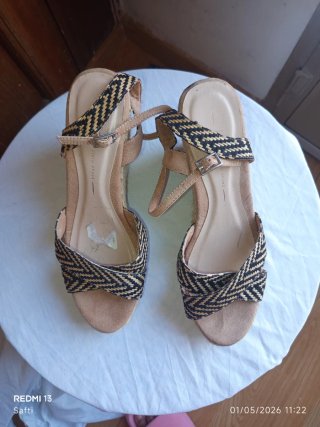 Sandalias cuña Sfera beige y negro