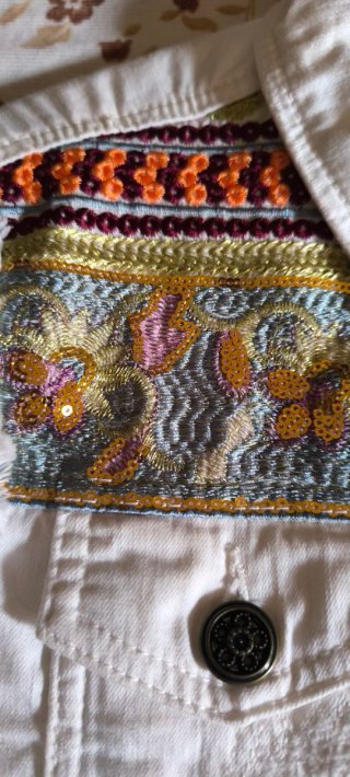 Chaqueta Desigual Blanca con Detalles