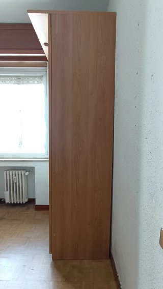 Armario alto madera blanco en buen estado.