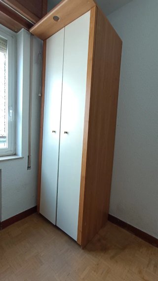 Armario alto madera blanco en buen estado.