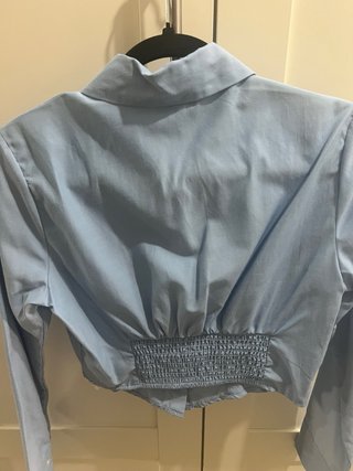 Camisa crop Stradivarius azul