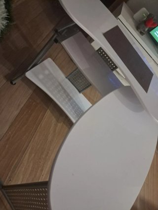 Escritorio blanco y plateado