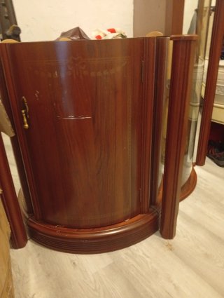 Mueble esquinero de madera y cristal