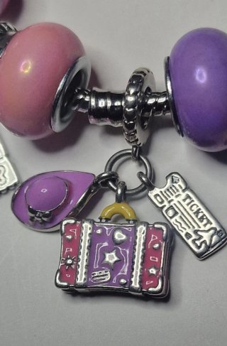 Charm valigia, cappello e biglietto
