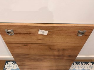 Espejo con base de madera y mimbre