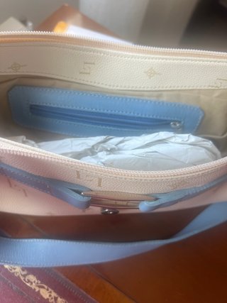 Bolso de hombro beige y azul con logo