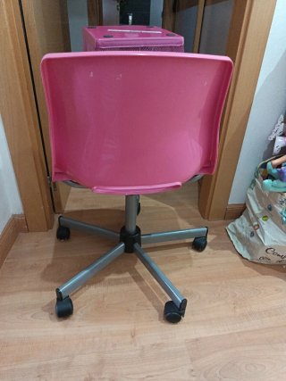 Silla de oficina rosa con papelera