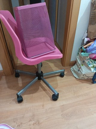 Silla de oficina rosa con papelera