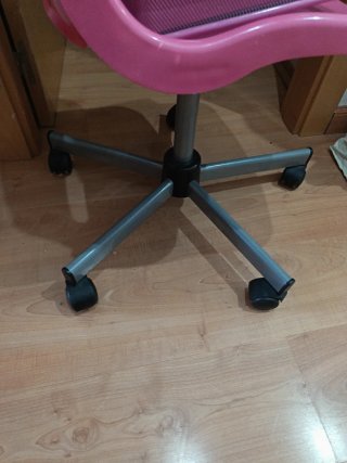 Silla de oficina rosa con papelera