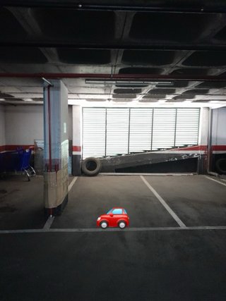 Plaza de garaje para coche grande
