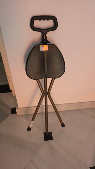 Silla bastón plegable negra y dorada